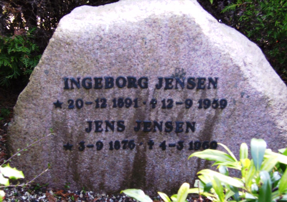 Ingeborg og Jens Jensens gravsten Ll. Lyngby kirkegrd