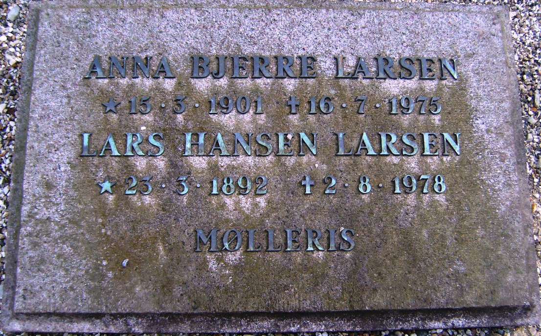 Anna og Lars Hansen Larsens gravplade Ll. Lyngby kirkegrd