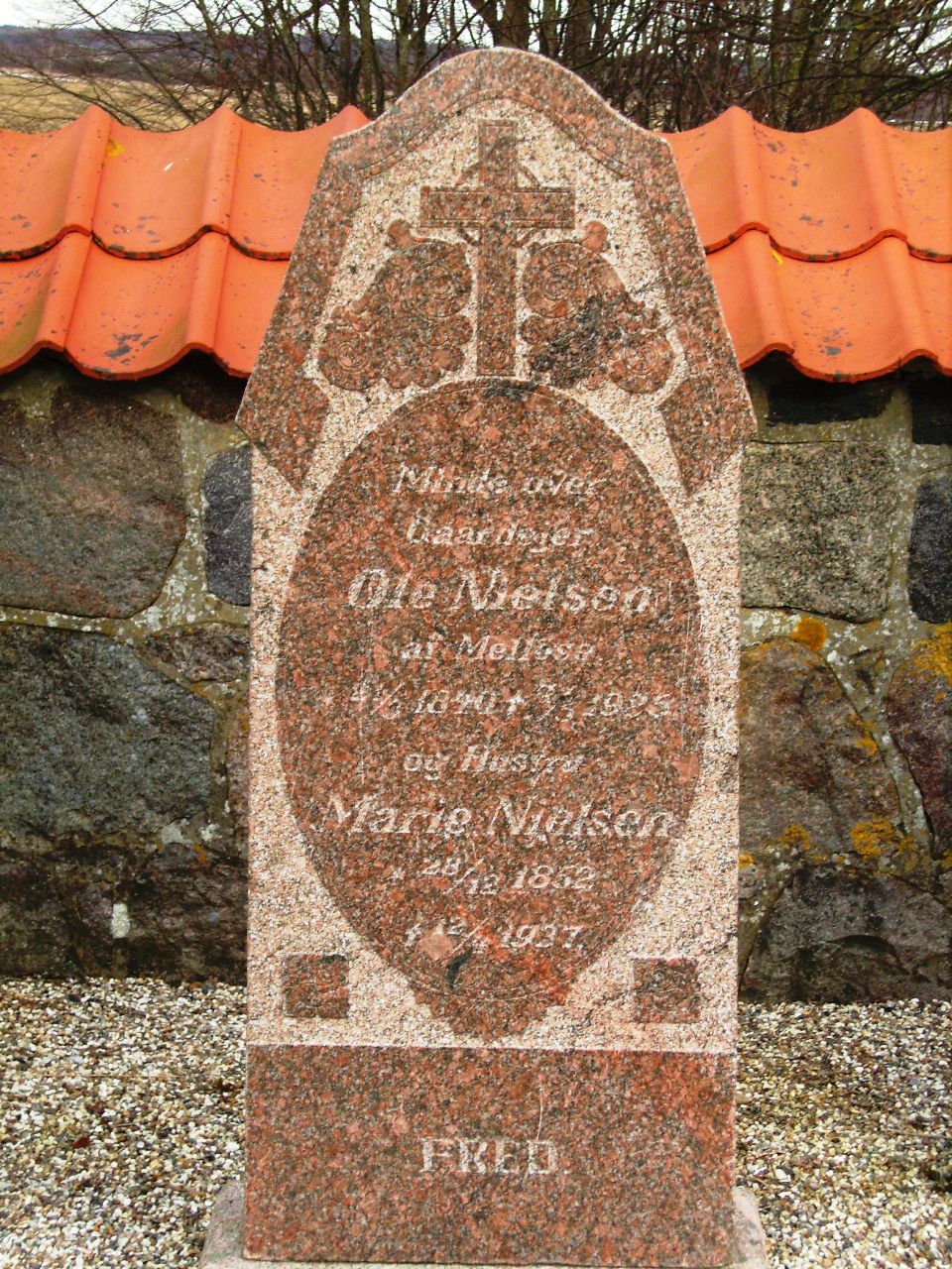 Sidse Marie og Ole Nielsens gravsten Ll. Lyngby kirkegrd