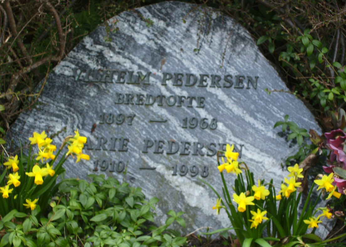 Marie og Vilhelm Pedersens gravsten Ll. Lyngby kirkegrd