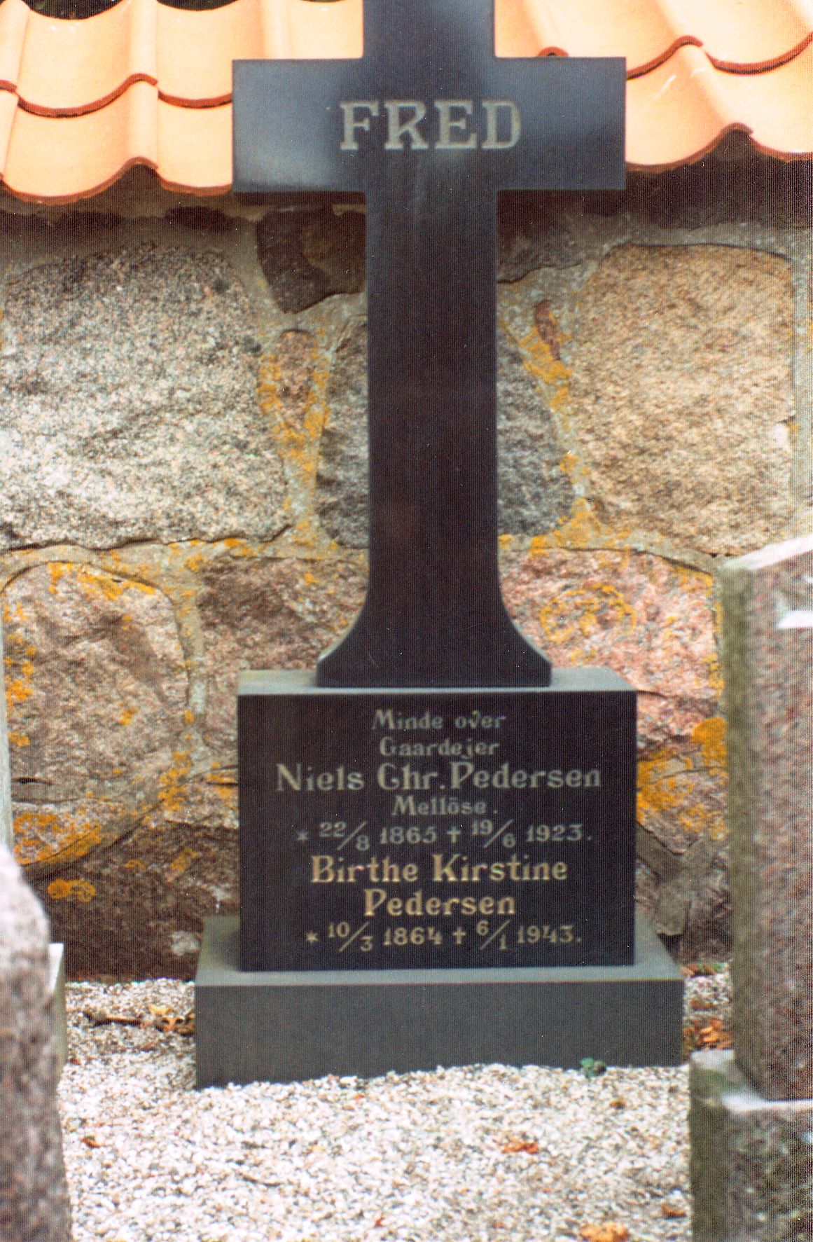 Stine og Niels Chr. Pedersens gravsten Ll. Lyngby kirkegrd