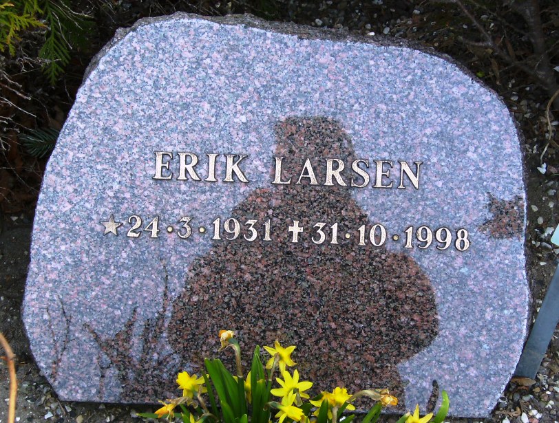Erik Larsens gravsten Ll. Lyngby kirkegrd