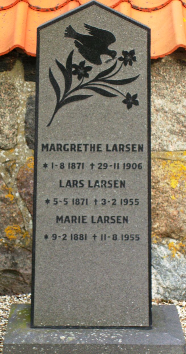 Lars Nielsen Larsens og hans 2 hustruers gravsten Ll. Lyngby kirkegrd