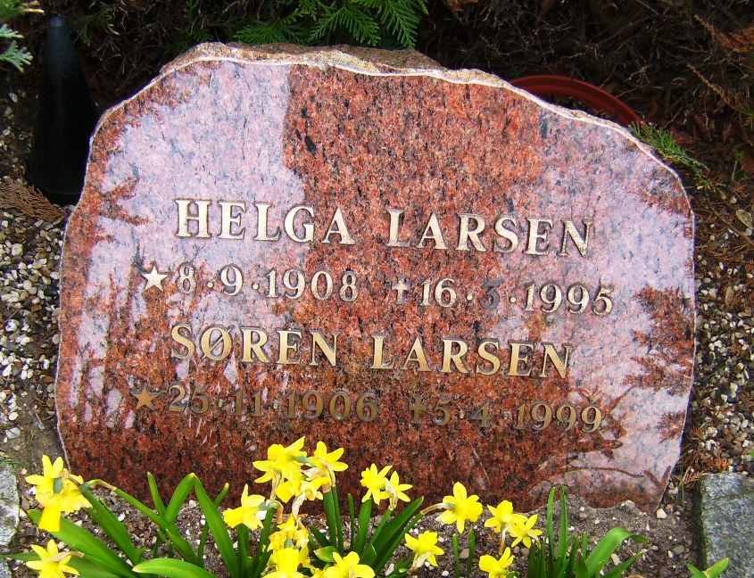 Helga og Sren Larsens gravsten Ll. Lyngby kirkegrd