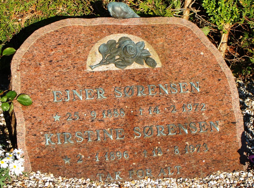 Kirstine og Ejner Srensens gravsten p Skvinge Kirkegrd